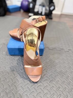 MICHAEL KORS New Tan Size 10 Leather Wedge Sandals